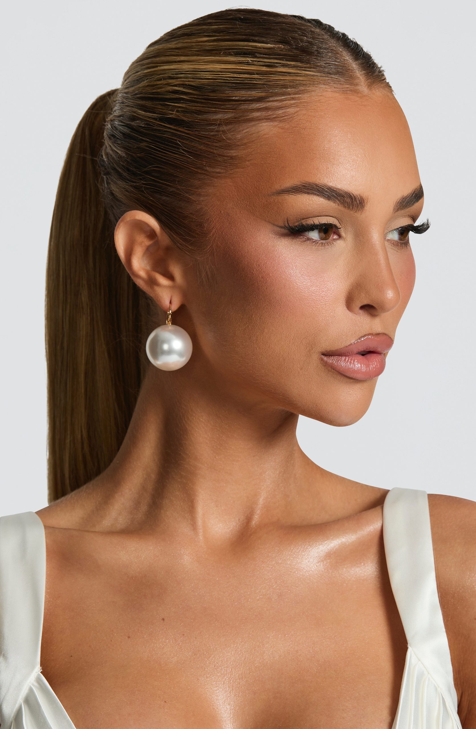 Therese Earrings – Pearl